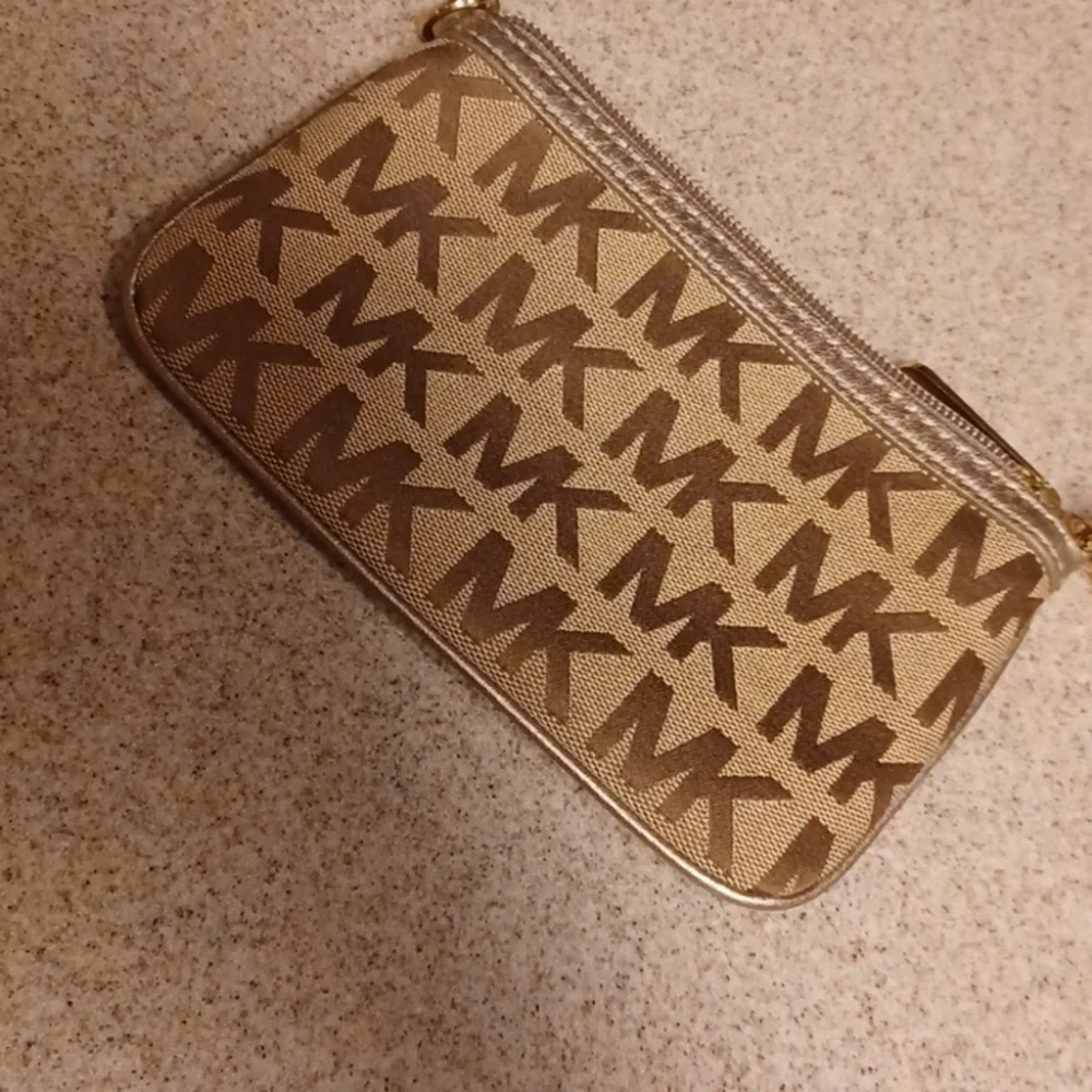 > Michael Kors Brown Wristlet